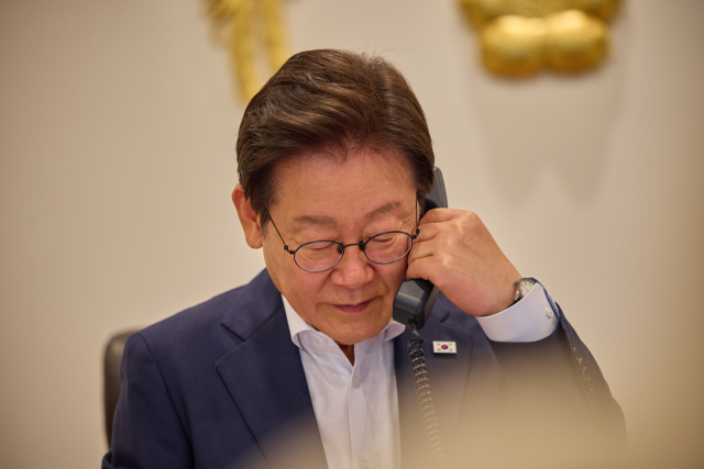 이재명 대통령이 23일 서울 용산 대통령실 청사 집무실에서 카심-조마르트 토카예프 카자흐스탄 대통령과 전화 통화를 하고 있다. 연합뉴스