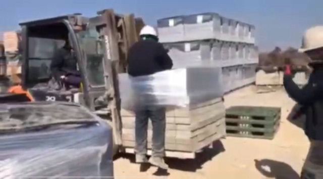 전남 나주 한 벽돌생산공장에서 스리랑카 국적 근로자가 벽돌더미와 자신의 몸이 비닐에 쌓여 묶인 채로 들려있다. 사진제공=전남이주노동자인권네트워크