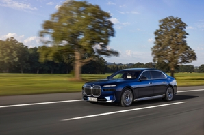BMW 7시리즈 프리미엄 플래그십 세단 1위 "실내 인포테인먼트 격이 다르다" [자동차]