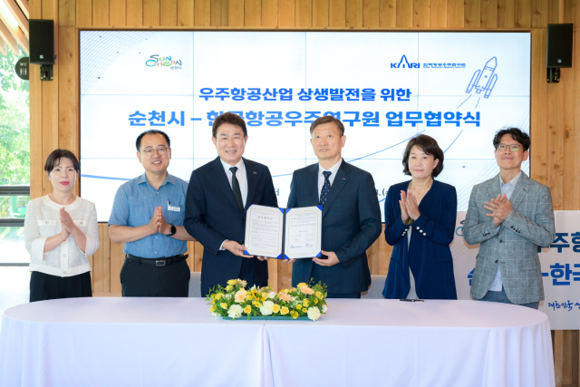 노관규(왼쪽 세번째) 순천시장이 지난 23일 순천만국가정원 우케이션센터에서 한국항공우주연구원과 우주항공 공동 협력 및 상생 발전을 위한 업무협약을 체결하고 관계자들과 기념촬영을 하고 있다. 사진 제공=순천시