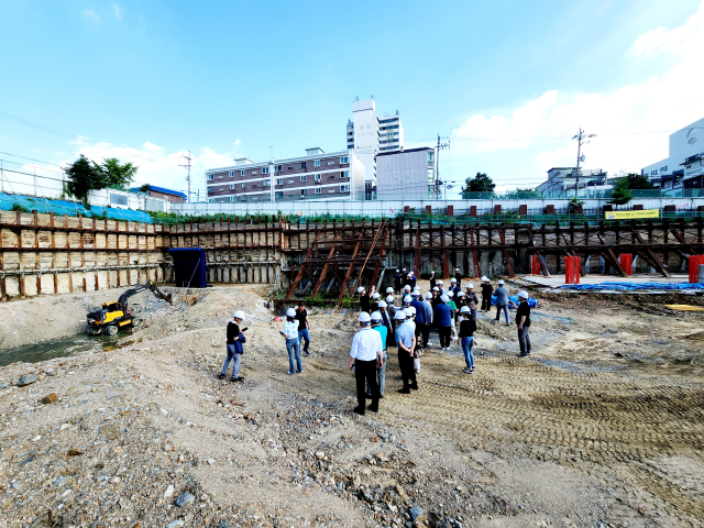 지난 6월 23일 옛 기흥중 부지에 건립 중인 다목적체육시설 건설 현장에서 이상일 시장과 주민들이 공사 진행 상황을 살펴보고 있다. 사진 제공 = 용인시