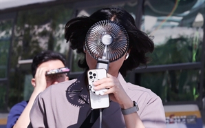 "손풍기 틀다가, 내가 구워질 판?"…35도 넘으면 오히려 '독' 되는 이유