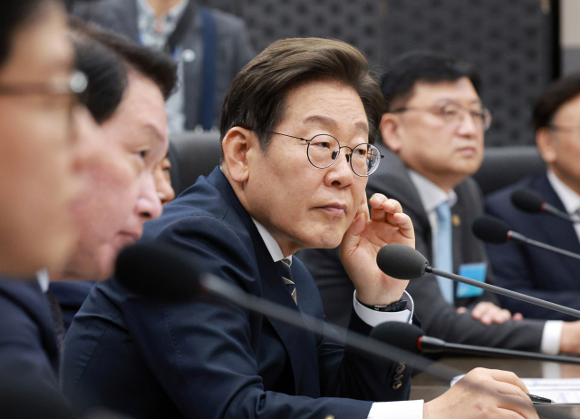 이재명 대통령이 지난달 20일 울산전시컨벤션센터에서 열린 인공지능(AI) 글로벌 협력 기업 간담회에서 참석자 발언을 듣고 있다. 연합뉴스