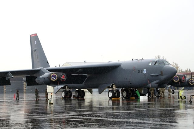 지난 2023년 10월 충북 청주시 한 공군기지에 미 공군의 전략폭격기 B-52H ‘스트래토포트리스’가 착륙해 주기돼 있다. B-52 폭격기가 국내 공군기지에 착륙하는 것은 처음이다. 사진 제공=국방일보