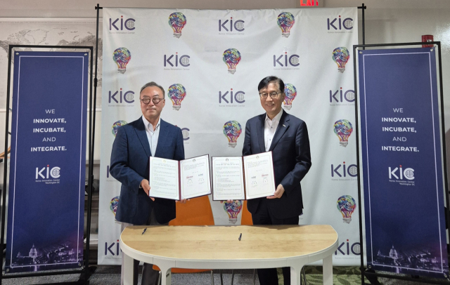 POSTECH은 23일(현지시간) 과학기술정보통신부 산하 KIC-워싱턴(Korea Innovation Center Washington)과 함께 미국 워싱턴에 스타트업 공유 오피스를 개소했다고 밝혔다. (왼쪽부터) 김창희 센터장과 김성근 총장. 사진제공=POSTECH