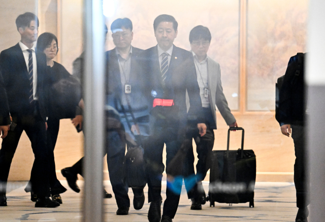한미 간 '2+2 통상협상'을 위해 미국으로 출국하려던 구윤철 부총리 겸 기획재정부 장관이 24일 인천국제공항 제2터미널을 굳은 표정으로 나서고 있다. 기획재정부는 24일 오전 언론 공지를 통해 