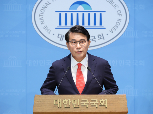윤상현 국민의힘 의원이 24일 서울 여의도 국회 소통관에서 최근 자신이 주최한 토론회 관련 논란에 대해 기자회견을 하고 있다. 연합뉴스