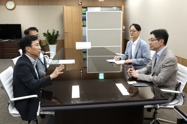 강주엽(왼쪽 첫번째) 행복청장이 지방시대위원회를 방문해 김경수(오른쪽 첫번째) 위원장과 면담하고 있다. 사진제공=행복청