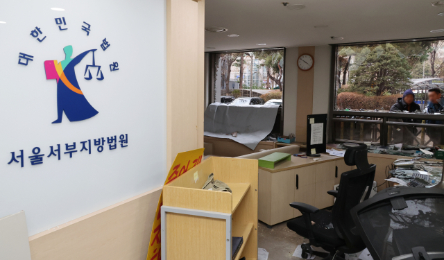 윤 전 대통령 지지자들이 서울서부지방법원 내부로 난입해 불법 폭력 사태를 일으킨 지난 1월 서부지법 내부 모습. 연합뉴스