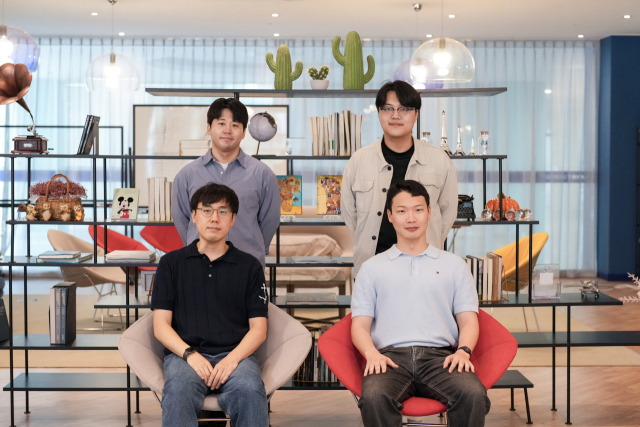 강아지 사진 한 장으로 움직일 수 있는 3차원 아바타를 생성할 수 있는 인공지능 모델 ‘도그 리콘(DogRecon)’을 개발한 연구진. 왼쪽 아래부터 반시계 방향으로 주경돈 교수, 조경수 연구원(제1저자), 순동현 연구원, 강창우 연구원. 사진제공=UNIST