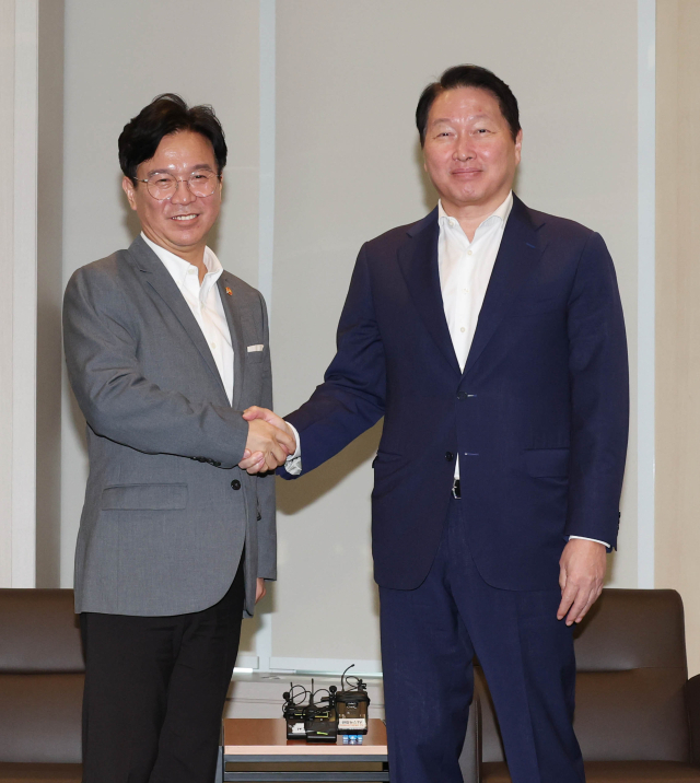 최태원(오른쪽) SK그룹 회장 겸 대한상공회의소 회장이 24일 서울 중구 대한상의 회관을 찾은 김영훈 고용노동부장관과 악수하고 있다. 사진제공=대한상의