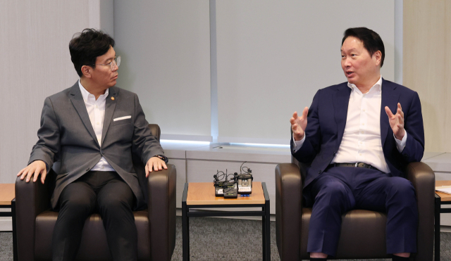 최태원(오른쪽) SK그룹 회장 겸 대한상공회의소 회장이 24일 서울 중구 대한상의 회관을 방문한 김영훈 고용노동부장관과 대화하고 있다. 사진제공=대한상의