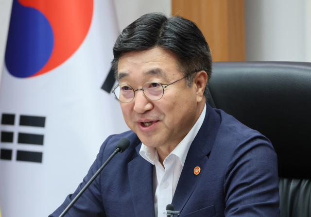 윤호중 행정안전부 장관이 24일 서울 종로구 정부서울청사에서 열린 제5회 중앙지방정책협의회에서 인사말을 하고 있다. 연합뉴스제공