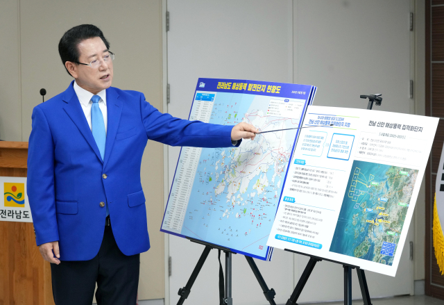 김영록 전라남도지사가 지난 4월 전남도청 브리핑룸에서 해상풍력집적화단지 지정과 관련해 브리핑을 하고 있다. 사진 제공=전라남도