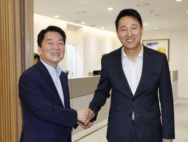 국민의힘 당권 주자인 안철수(왼쪽) 의원이 24일 오세훈 서울시장과 오찬 회동을 위해 서울시청을 방문해 오 시장과 인사하고 있다. 연합뉴스