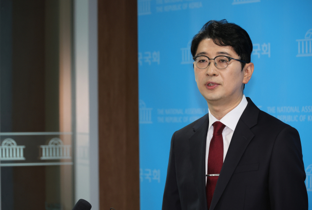 주진우 국민의힘 의원이 24일 서울 여의도 국회 소통관에서 국민의힘 당 대표 출마 선언 기자회견을 마치고 취재진의 질문에 답하고 있다. 연합뉴스