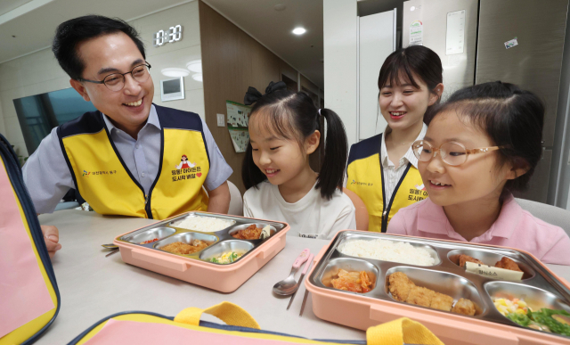 박희조(왼쪽 첫번째) 동구청장이 도시락 배달 후 아이들을 살펴보고 있다. 사진제공=대전 동구