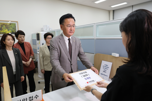 유상범 국민의힘 원내수석부대표가 24일 서울 여의도 국회 의안과에 국회의원 강선우 징계요구안을 제출하고 있다. 연합뉴스