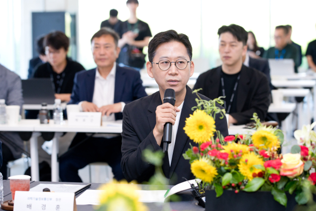 배경훈 과학기술정보통신부 장관은 24일 세종 네이버 데이터센터 ‘각세종’에서 주요 AI 기업 경영진과 AI 데이터센터 육성 방안을 논의하고 있다. 사진 제공=과학기술정보통신부