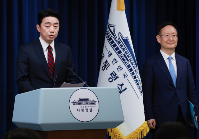 강훈식(왼쪽) 대통령비서실장이 24일 서울 용산 대통령실 청사에서 이날 열린 수석·보좌관 회의 등과 관련해 브리핑을 하고 있다. 오른쪽은 봉욱 민정수석비서관.