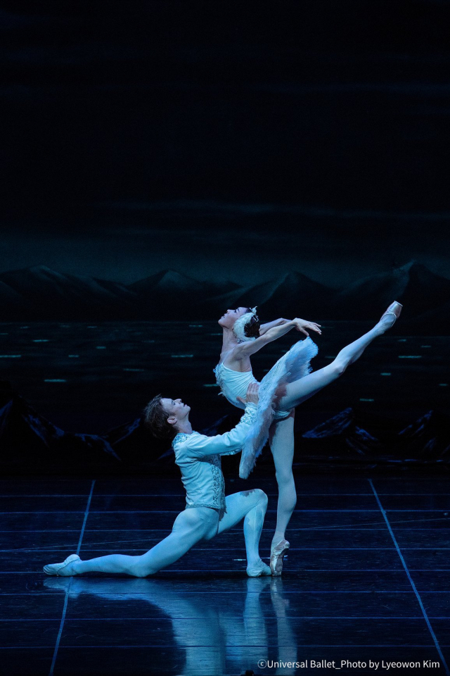 백조의 호수 1막 무대를 공연 중인 다닐 심킨과 홍향기 ⓒUniversal Ballet_Photo by Lyeowon Kim