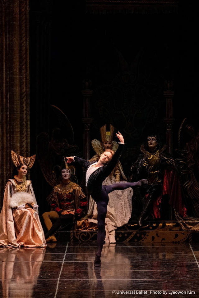 백조의 호수 무대에 오른 다닐 심킨 ⓒUniversal Ballet_Photo by Lyeowon Kim