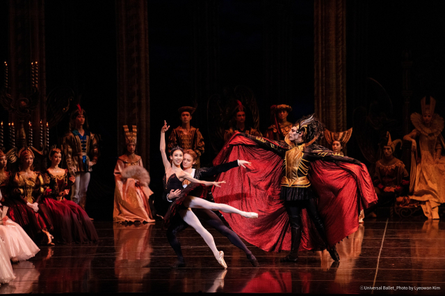 백조의 호수 2막의 공연 모습 ⓒUniversal Ballet_Photo by Lyeowon Kim