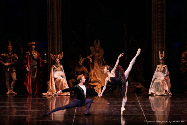 백조의 호수 2막 1장에서 그랑파드되를 추고 있는 다닐 심킨과 홍향기 ⓒUniversal Ballet_Photo by Lyeowon Kim