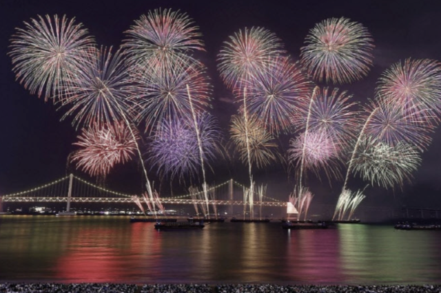 부산 광안리 바다를 배경으로 열린 불꽃축제. 연합뉴스
