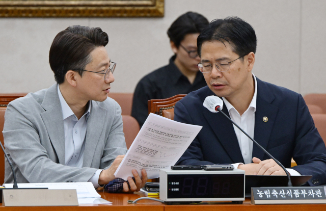 강형석(오른쪽) 농림축산식품부 차관이 24일 서울 여의도 국회에서 열린 농림축산식품해양수산위원회 제4차 농림축산식품법안심사소위원회에서 관계자와 대화하고 있다. 성형주 기자 2025.07.24