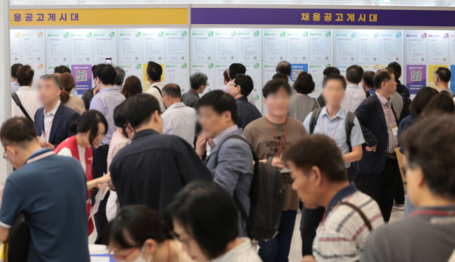 지난 1일 서울 중구 동대문디자인플라자(DDP) 아트홀에서 열린 서울시 중장년 일자리박람회 2025에서 구직자들이 채용공고 게시판을 살피고 있다. /연합뉴스