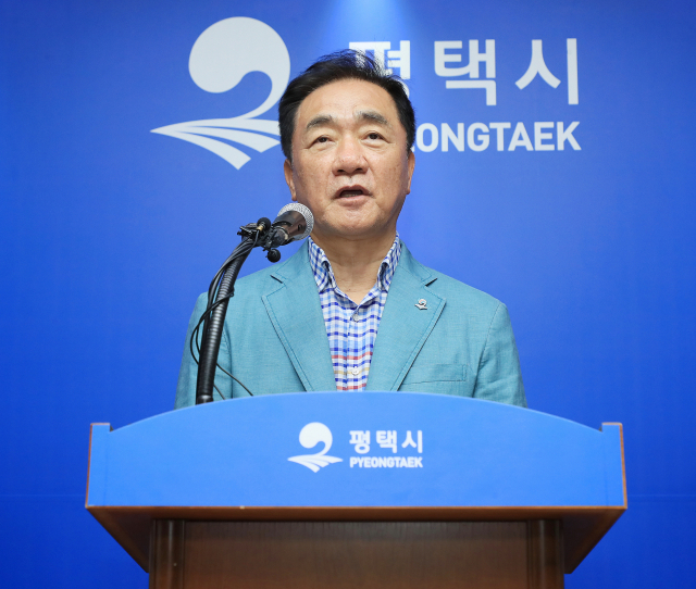 정장선 평택시장이 24일 시청 브리핑룸에서 ‘평택호 중점관리저수지 대상 선정’과 관련한 언론브리핑을 진행하고 있다. 사진 제공 = 평택시