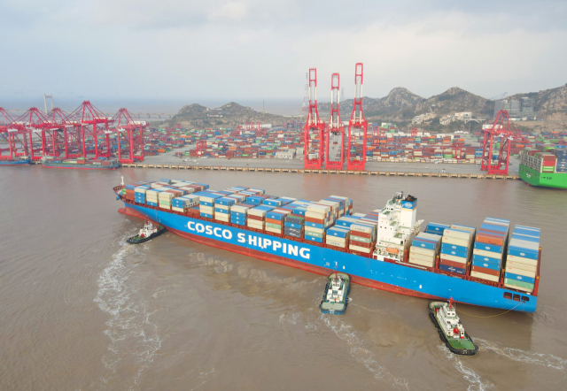중국 상하이 동부 양산항에 중국 COSCO 해운공사의 신상하이호가 접근하고 있다. 신화연합뉴스