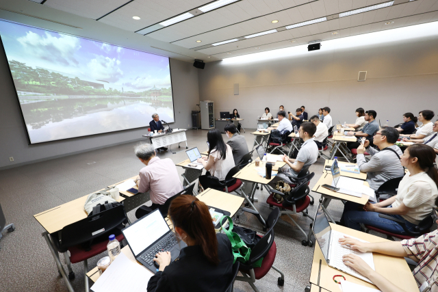 유홍준 국립중앙박물관장이 24일 서울 용산구 국립중앙박물관에서 열린 기자간담회에서 발언하고 있다. 이날 70여명의 취재진이 몰렸다. 뉴스1