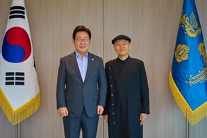 李 대통령 만난 도올 "전태일이 대통령 된 것과 같다"