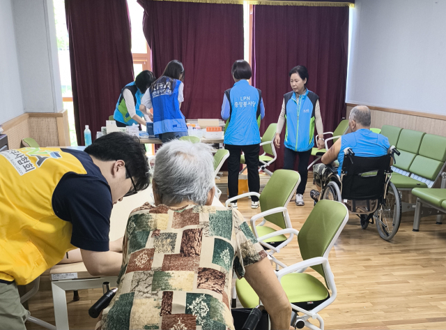 의사·간호조무사·행정인력으로 구성된 의협 재난의료지원단이 경남 산청에산엔청 복지관에 거점 진료소를 설치하고 의료지원 활동을 펼치고 있다. 사진 제공=대한의사협회