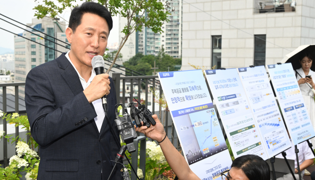 오세훈 서울시장이 24일 서울 중구 신당 9구역 주택재개발사업 현장을 방문해 사업 가속화 전략을 담은 ‘주택 공급 촉진 방안’을 발표하고 있다. 신당 9구역 재개발사업은 신당동 432-1008번지 일대(구역면적 1만 8651㎡)에 공동주택 8개 동, 315개 가구와 부대시설을 짓는 사업이다. 오승현 기자