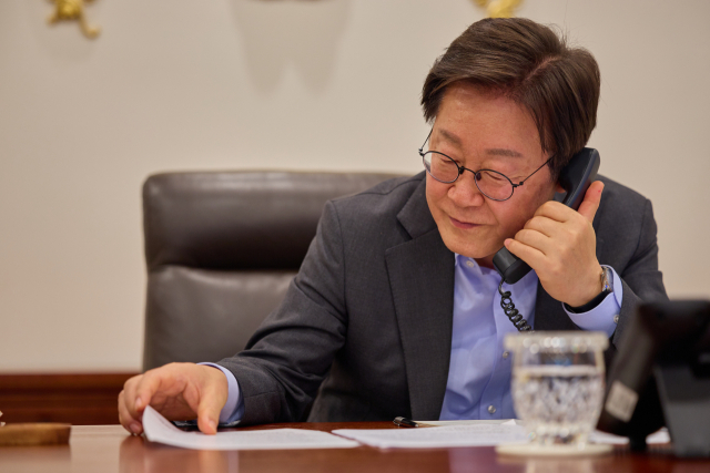 이재명 대통령이 24일 서울 용산 대통령실 청사에서 샤브카트 미르지요예프 우즈베키스탄 대통령과 전화 통화를 하고 있다. 연합뉴