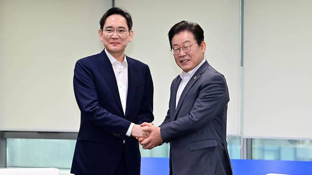 이재명 대통령이 더불어민주당 대표 시절인 올 3월 이재용 삼성전자 회장과 서울 강남구 ‘삼성 청년 소프트웨어 아카데미(SSAFY)’에서 환담에 앞서 기념 촬영을 하고 있다. 뉴스1