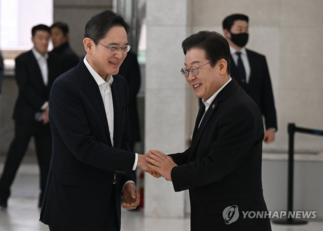 이재명 대통령이 더불어민주당 대표 시절인 올 3월 서울 강남구 ‘삼성 청년 소프트웨어 아카데미(SSAFY)’에 참석해 로비에 마중 나온 이재용 삼성전자 회장과 인사하고 있다. 연합뉴스