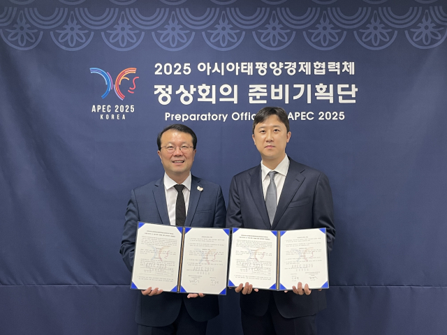 김지준(왼쪽) APEC 준비기획단장과 이경원 FG 대표가 기념 촬영을 하고 있다. 사진 제공=FG