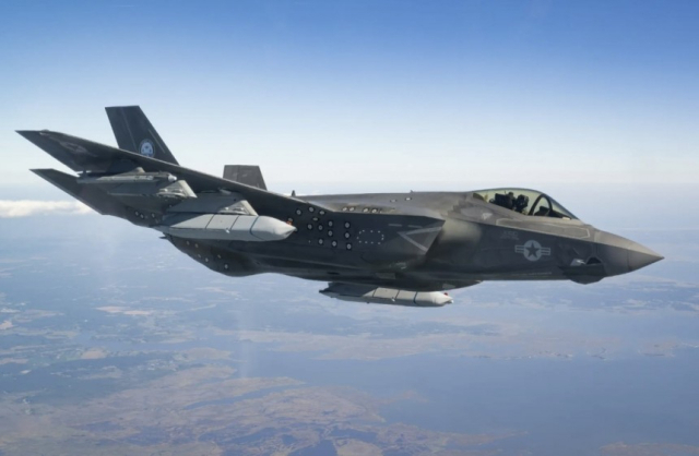 미군이 공개한 F-35가 스텔스 장거리 대함미사일 AGM-158C ‘엘라즘’을 장착하고 비행하는 모습. 사진 제공=미 해군