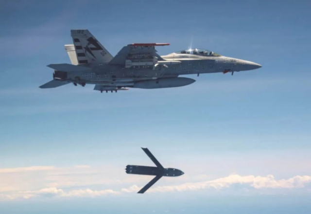 미 해군의 F/A-18F 슈퍼호넷 전투기가 스텔스 장거리 대함미사일 AGM-158C 엘라즘(LRASM)을 시험 투하하고 있다. 사진 제공=미 해군