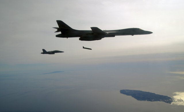 미 전략폭격기 B-1B 랜서가 스텔스 장거리 대함미사일 AGM-158C 엘라즘을 시험 발사하는 모습. 사진 제공=미 해군