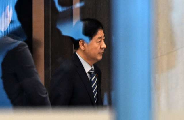 한미 간 '2+2 통상협상'을 위해 미국으로 출국하려던 구윤철 부총리 겸 기재부 장관이 24일 인천국제공항 귀빈실에서 굳은 표정으로 나오고 있다. 연합뉴스