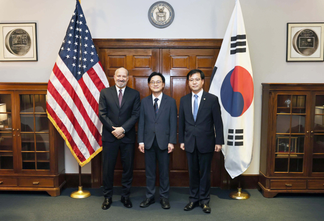 여한구(오른쪽부터) 산업통상자원부 통상교섭본부장, 김정관 산업부 장관, 하워드 러트닉 미국 상무부 장관이 24일(현지 시간) 미국 워싱턴 DC 상무부에서 관세 협상을 진행하며 기념 사진을 촬영하고 있다. 사진 제공=산업부
