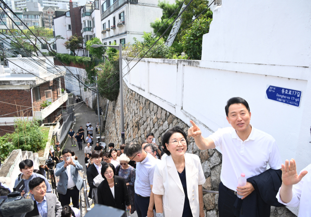오세훈 서울시장이 24일 서울 중구 신당 9구역 주택재개발사업 현장을 방문해 일대를 둘러보며 현황을 파악하고 있다. 신당 9구역 재개발사업은 신당동 432-1008번지 일대(구역 면적 1만 8651㎡)에 공동주택 8개 동, 315개 가구와 부대시설을 짓는 사업이다. 오승현 기자