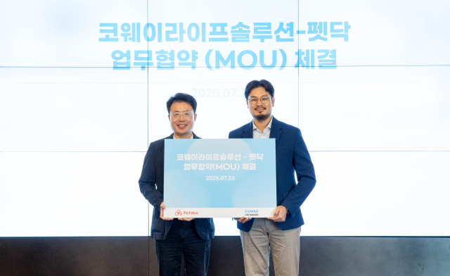 지난 23일 서울 구로구 지타워 코웨이라이프솔루션 본사에서 열린 협약식에서 김명곤 코웨이라이프솔루션 대표이사(왼쪽)와 오태환 펫닥 대표이사(오른쪽)가 기념 촬영을 하고 있다. 사진 제공=코웨이