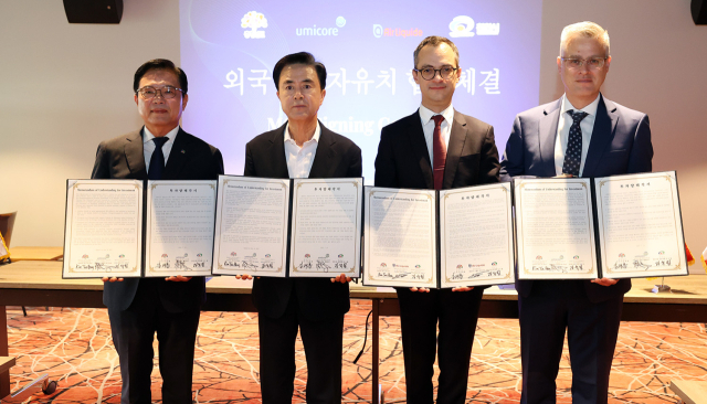 김태흠(왼쪽 두번째) 충남도지사가 김석필(″첫번째) 천안시장 권한대행과 함께 니콜라 푸아리앙(″세번째) 에어리퀴드코리아 대표이사, 매트 체레바티(″네번째) 유미코아 수석 부사장과 투자협약을 체결하고 기념촬영을 하고 있다. 사진제공=충남도