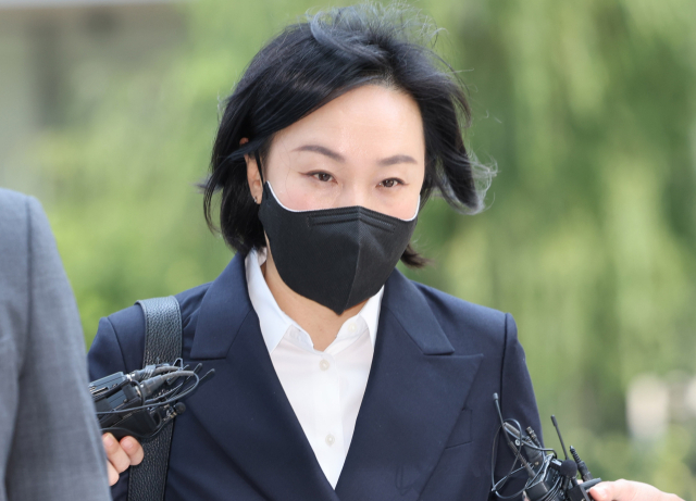 김건희 여사의 '문고리 3인방'으로 알려진 유경옥 전 행정관이 25일 서울 종로구 KT광화문빌딩에 마련된 김건희 여사 관련 의혹을 수사 중인 민중기 특별검사팀 사무실에 출석하고 있다. 연합뉴스